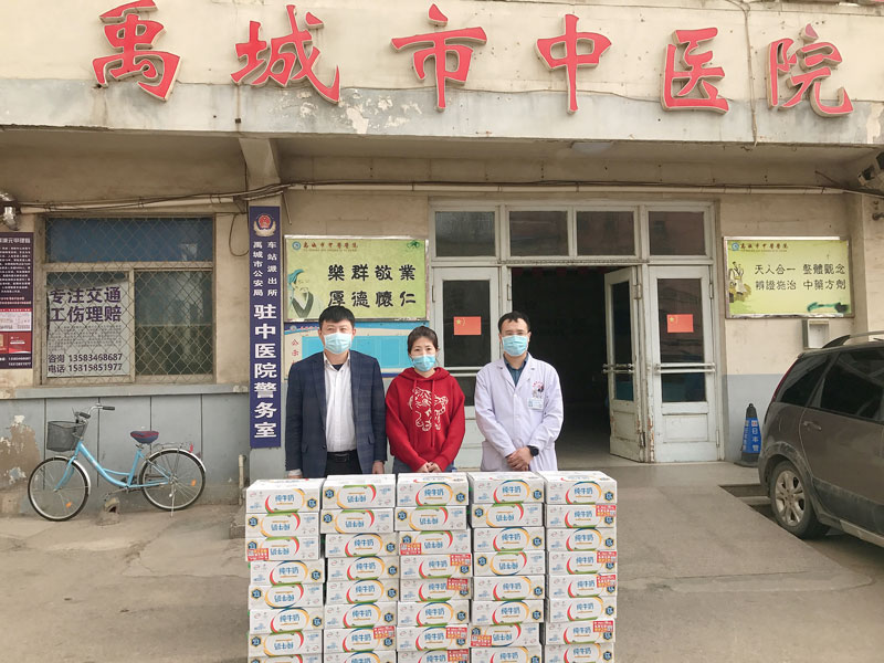 中医院妇产科张辉捐赠40箱牛奶