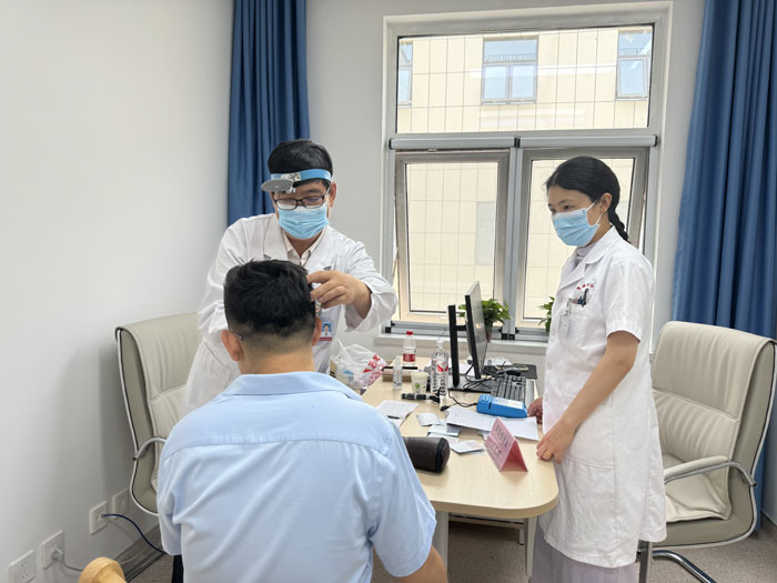 山东省中医院耳鼻喉、内分泌、泌尿、消化、妇科等领域专家为市民开展了免费义诊活动