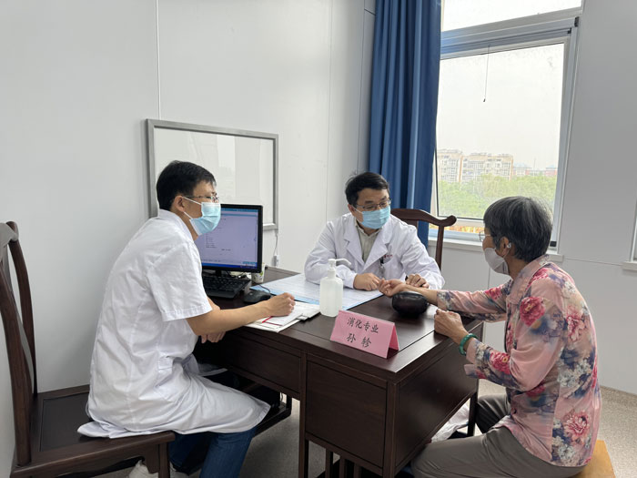 山东省中医院耳鼻喉、内分泌、泌尿、消化、妇科等领域专家为市民开展了免费义诊活动